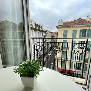 notre-dame-cosy-loft-perfect-view-on-the-roofs.fr-provencehotel.com/